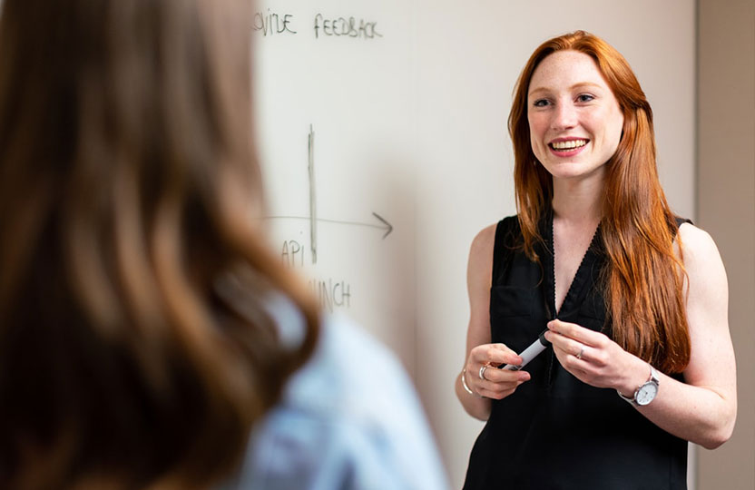 Woman Smiling Imatge d'una dona donant una xerrada sobre benestar emocional i personal.
